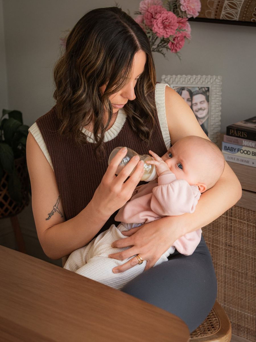 The same mum feeding her baby with a Minbie bottle